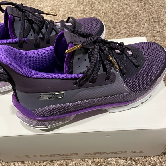 UNDER ARMOUR - UA GS Curry 7 IWD - 4 youth or 6 women - New! - Picture 2 of 6